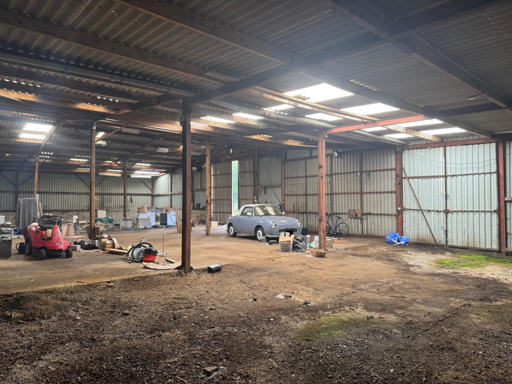 Lot: 112 - DETACHED BARN ON HALF AN ACRE WITH POTENTIAL - Internal view 2